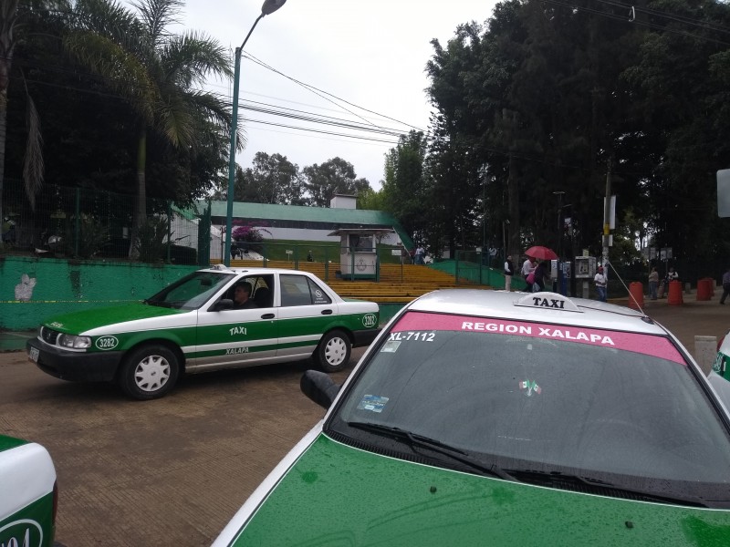 Taxistas se disputan pasajeros de la SEV