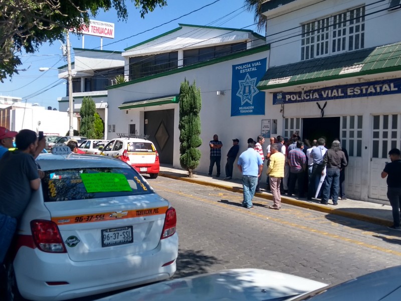 Taxistas se manifiestan en Seguridad Vial del Estado