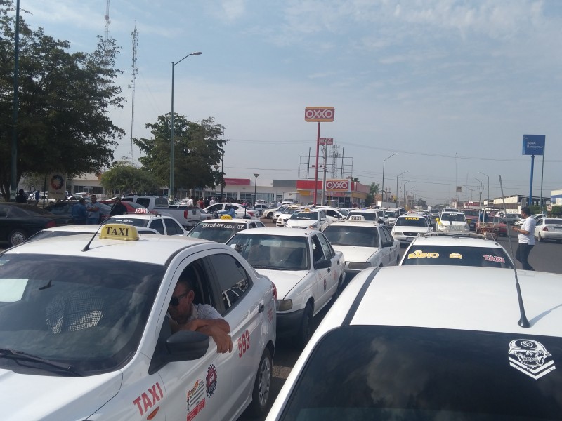 Taxistas se manifiestan, piden igualdad con UBER