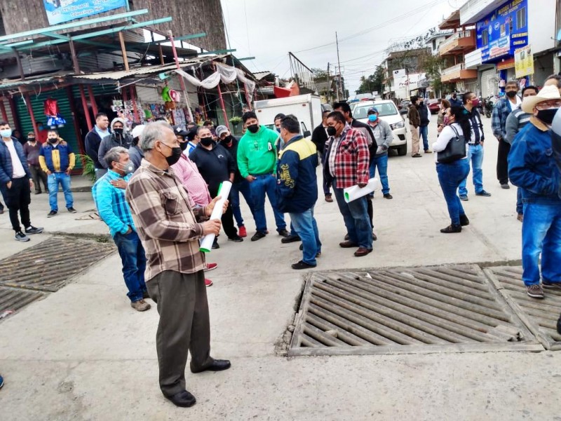 Taxistas se manifiestan por retardo en obra