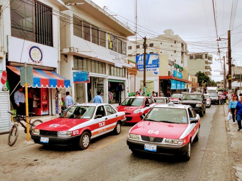 Taxistas señalan más de 400 unidades piratas en Tuxpan
