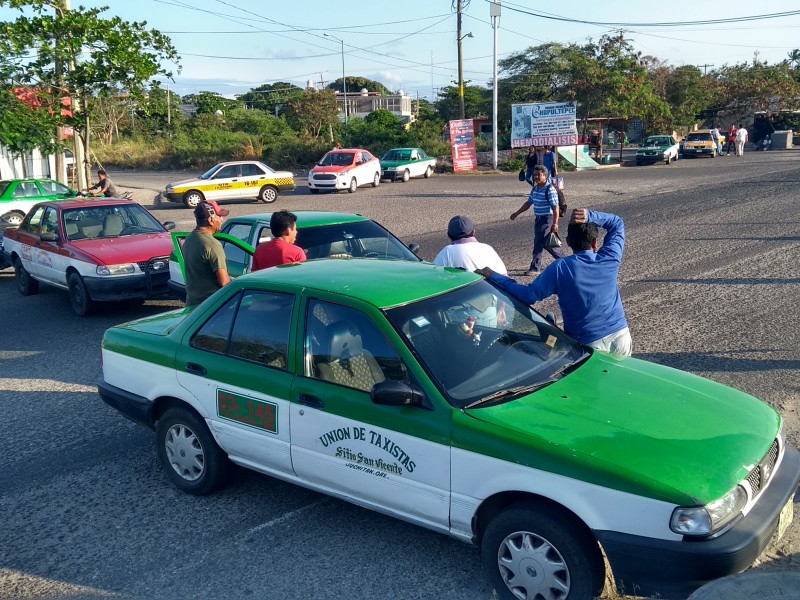 Taxistas sitian todos los accesos de Juchitán