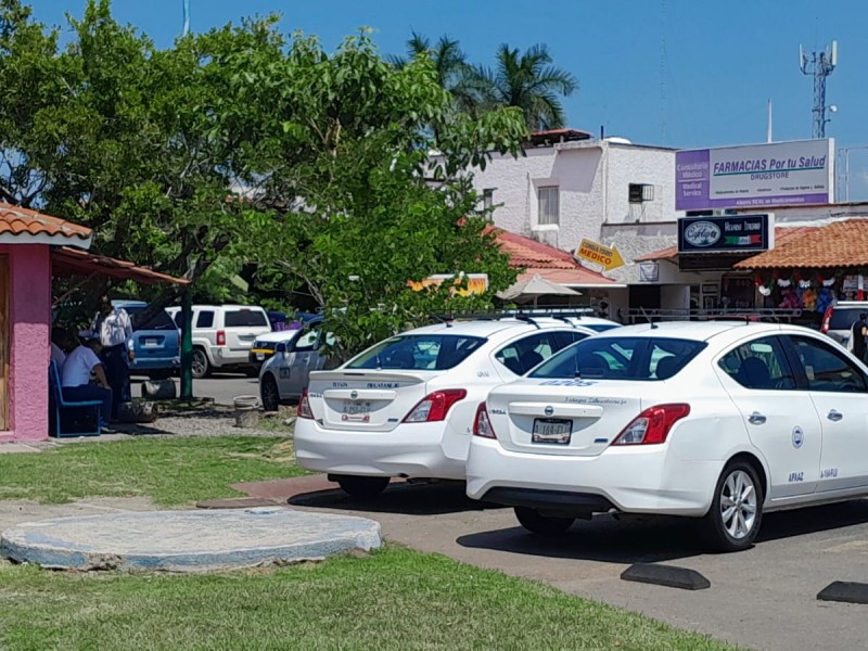 Taxistas sobrellevan temporada baja con turismo que llega vía aérea