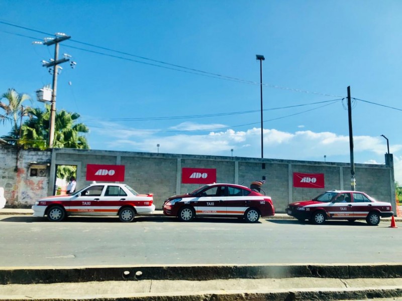 Taxistas sufren por falta de pasaje