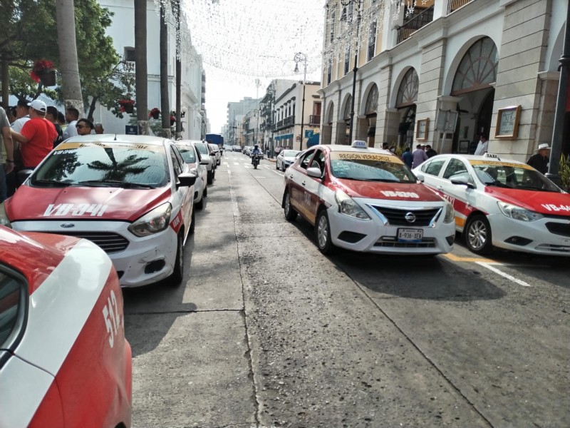 Taxistas tienen perdidas por servicios de aplicaciones en Veracruz