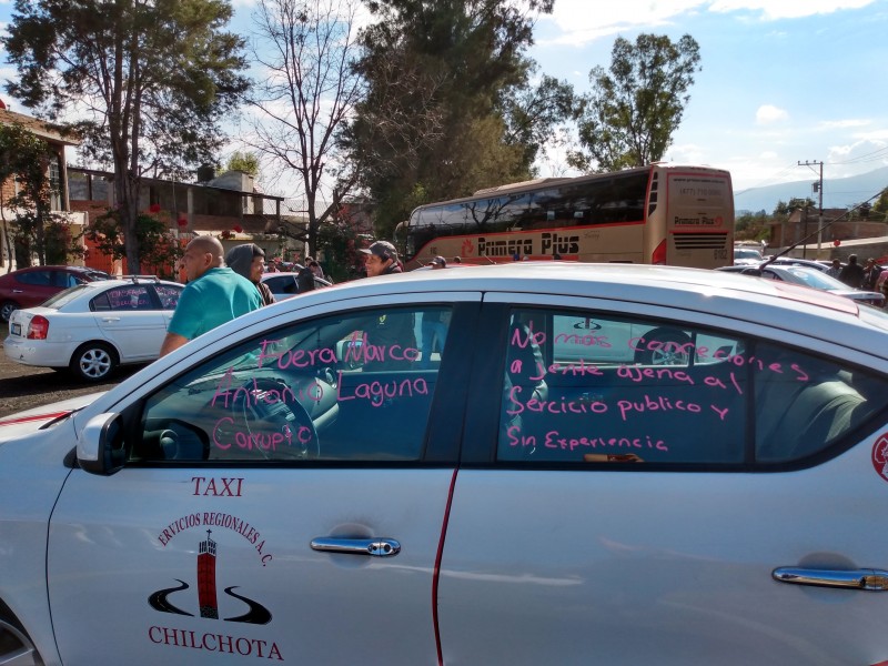 Taxistas toman carretera Zamora-Morelia en Chilchota