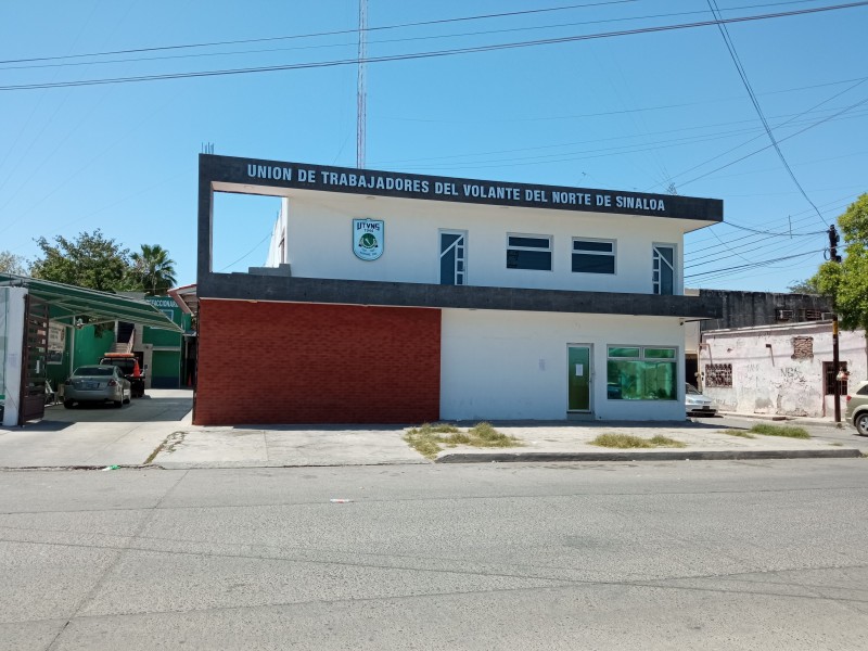 Taxistas toman oficinas de la Unión de Trabajadores del Volante