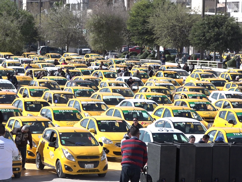 Taxistas toman Plaza Mayor, exigen a municipio medidas contra plataformas