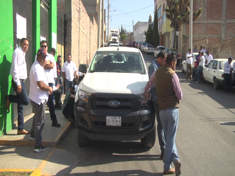 Taxistas toman subsecretaría del transporte