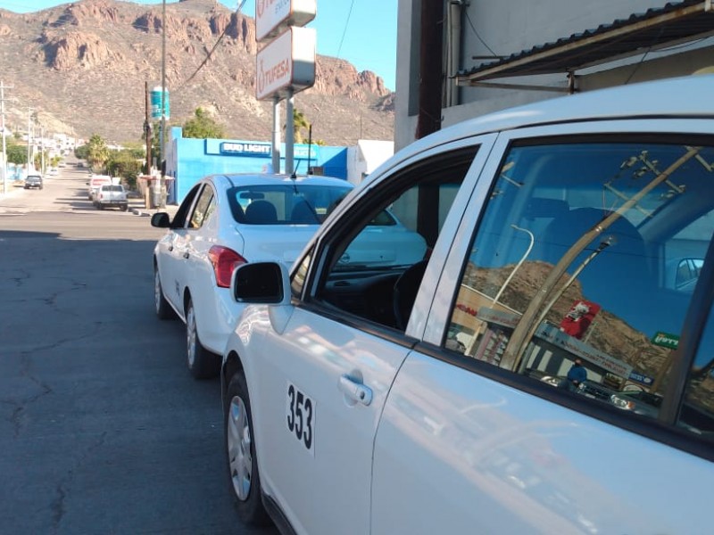 Taxistas trabajan horario normal tras quitar polarizado de unidades