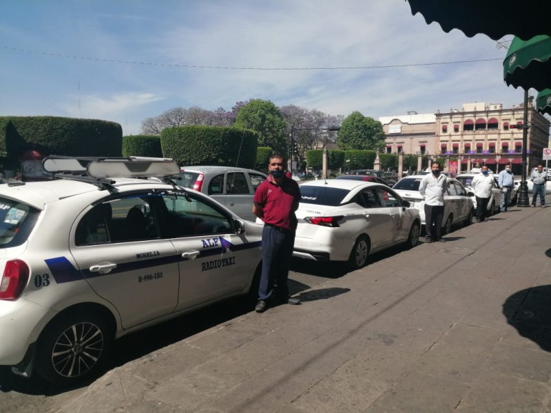Taxistas Unidos ofrecen servicio gratuito a enfermeras y médicos enMorelia