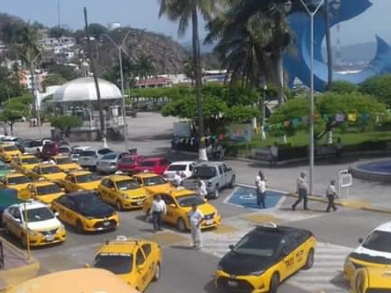 Taxistas y camioneros se manifiestan contra de mototaxis