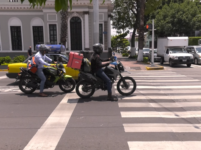 Taxistas y repartidores resienten alza de la gasolina