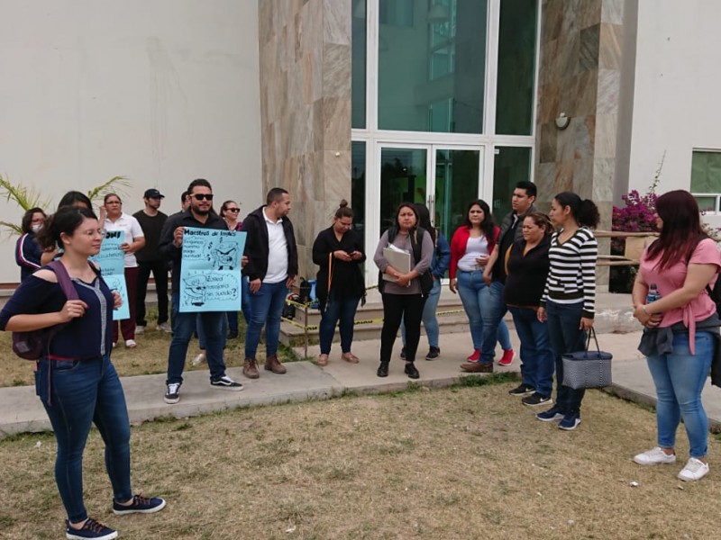 Teachers se  manifiestan en exigencia de pagos