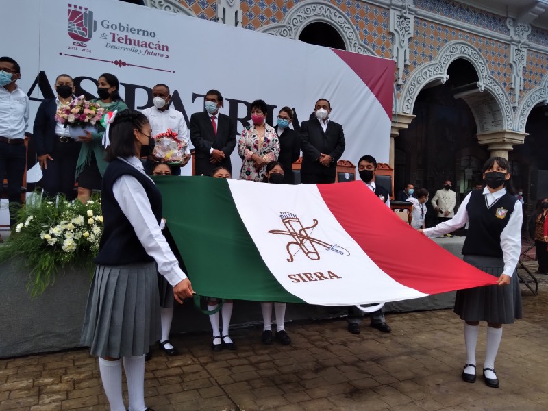 Tehuacán recibe y realiza homenaje a bandera Siera de Zongolica