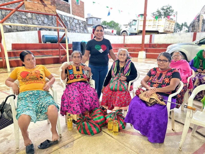 Tehuantepec entrega apoyos alimentarios a adultos mayores en la Sierra Mixe Zapoteca