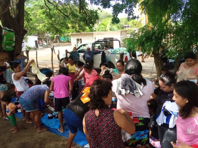 Tehuantepecanos entregan 1,300 kilogramos de ayuda a damnificados por Agatha