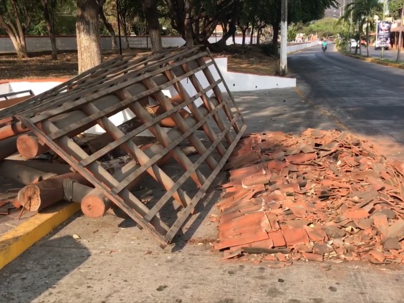 Tejaban de parada del transporte público se desploma