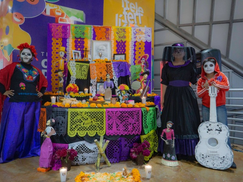 Teleférico luce altar de muertos