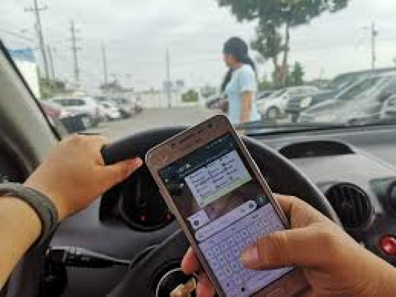 Teléfono celular, distractor causante de accidentes viales