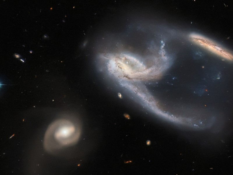 Telescopio Hubble capta dos galaxias que recrean una nave espacial