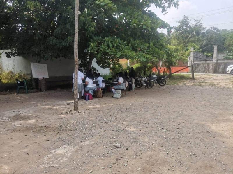 Alumnos de Telesecundaria Buenavista podrían ser desalojados; toman clases en condiciones precarias