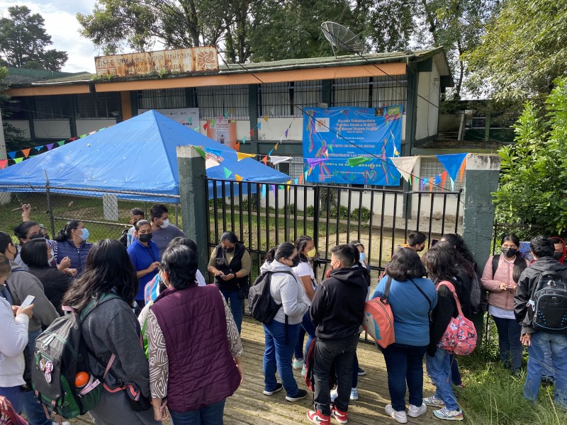 Telesecundaria de Xalapa arrancó ciclo escolar cerrada y con cadenas