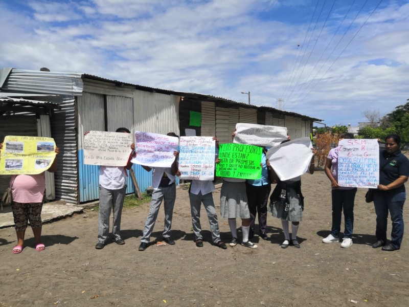 Telesecundaria inicia ciclo escolar sin libros ni maestro