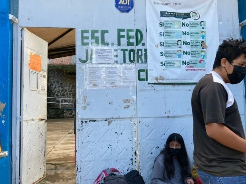 Telesecundaria xalapeña ‘se despedaza’; estudiantes toman clases en la calle