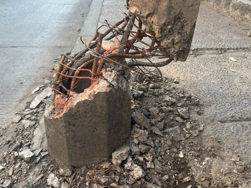 Temen caída de poste en Bulevar Mariano Escobedo, !piden ayuda urgente!