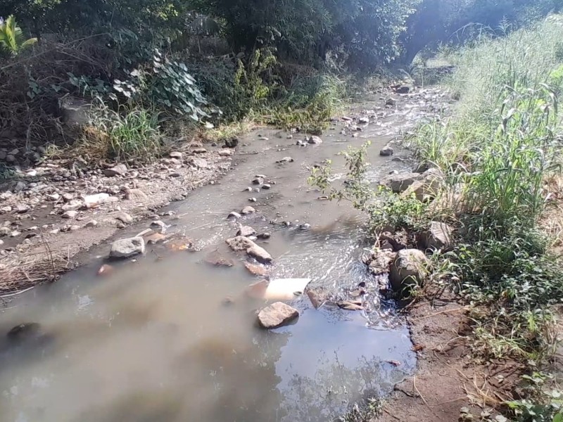 Temen enfermedades por río de aguas negras en Los Robles