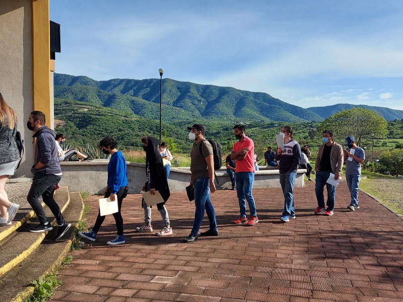 Temen jóvenes contagiarse en la tercera ola, piden ser vacunados