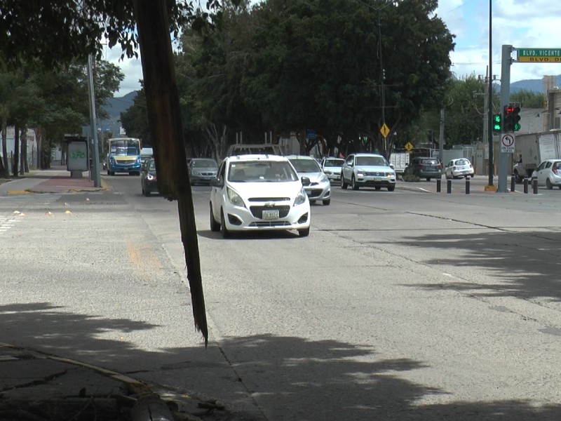 Temen por poste suspendido en Francisco Villa