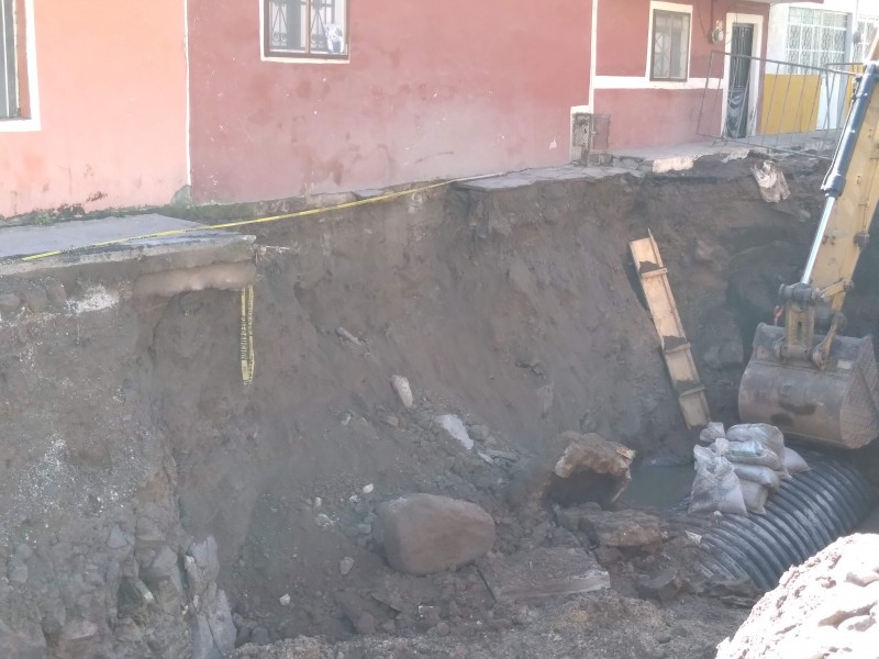 Temen vecinos daño a viviendas por obras en colector sanitario