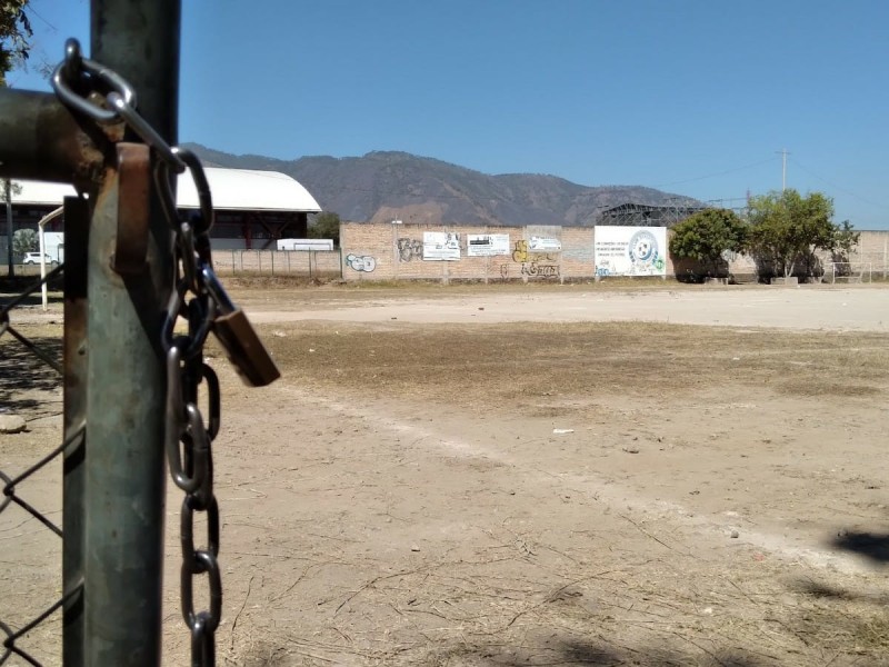 Temen vecinos despojo de cancha deportiva en Infonavit Los Fresnos