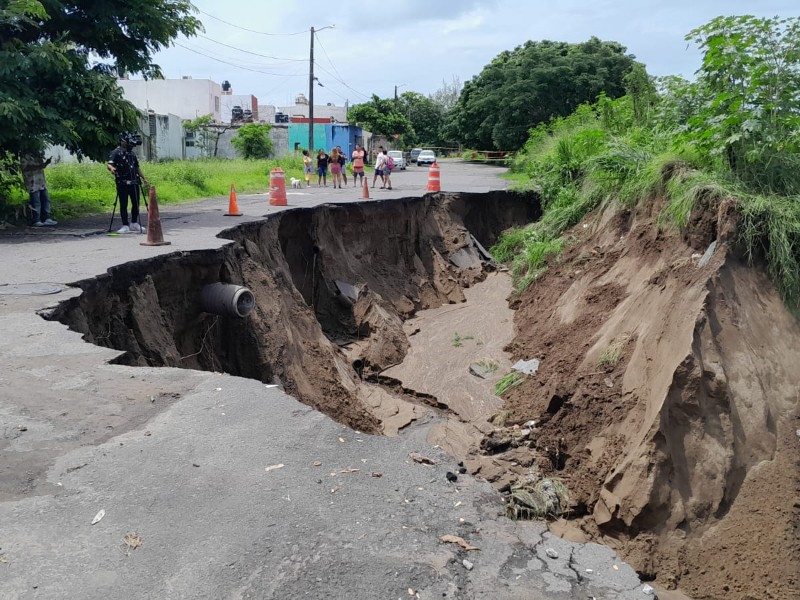Temen vecinos por mega socavón en Río Medio; piden reparaciones duraderas