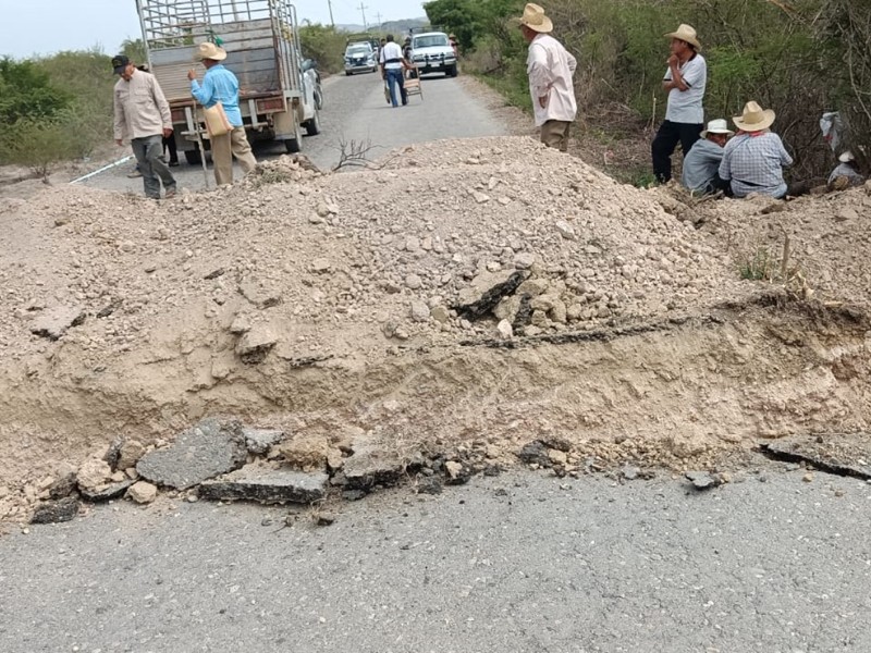 Tensión en el Istmo, Chicapa de Castro bloquea camino por conflicto agrario