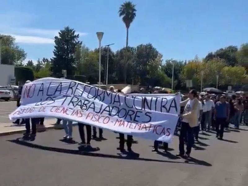 Docentes de la universidad de Puebla marchan contra reforma de pensiones.