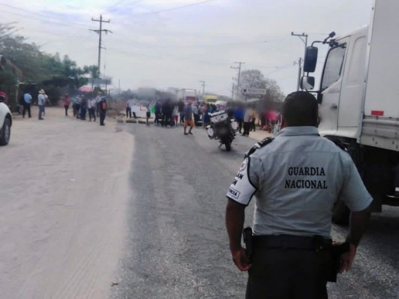 Tercer día de bloqueo carretero en El Coyul Huamelula