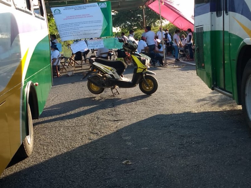 Tercer día de bloqueo carretero en Juchitán