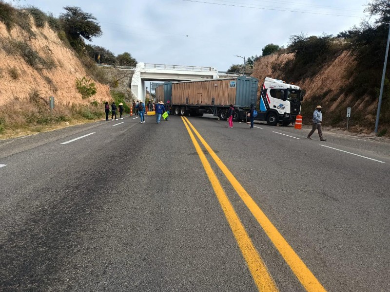 Tercer día de bloqueo en la carretera de Suchixtlahuaca