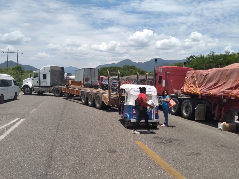 Tercer día de bloqueo en Tehuantepec genera protestas de transportistas
