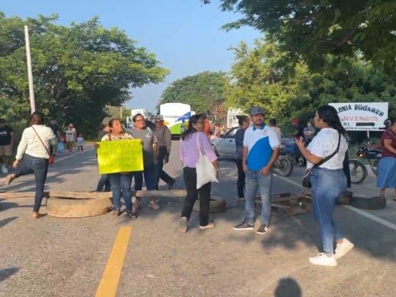Tercer día de bloqueo por detención de joven en tramo Juchitán–Tehuantepec