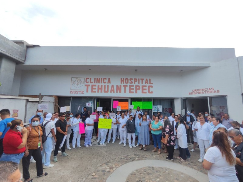Tercer día de protesta en ISSSTE Tehuantepec por plazas laborales