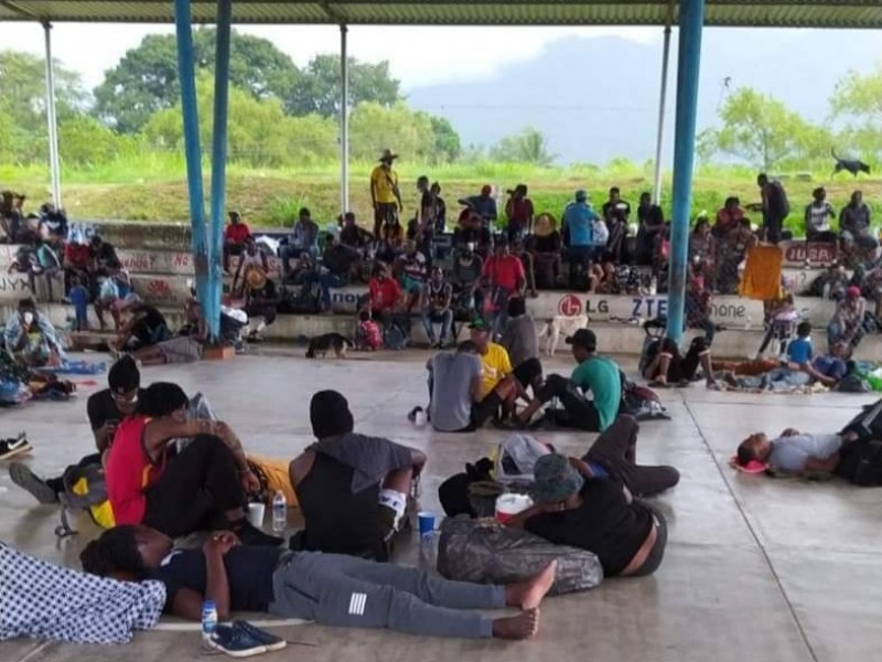 Tercera caravana de migrantes avanza por carretera costera