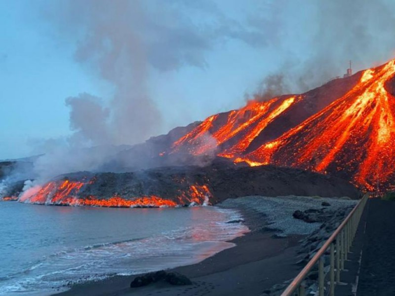 Tercera oleada de lava del Cumbre Vieja llega al mar