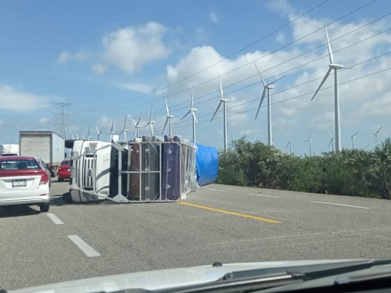 Tercera volcadura en La Ventosa por fuertes vientos