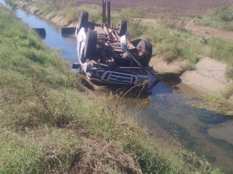 Termina camioneta dentro de canal de riego tras volcadura en Guasave