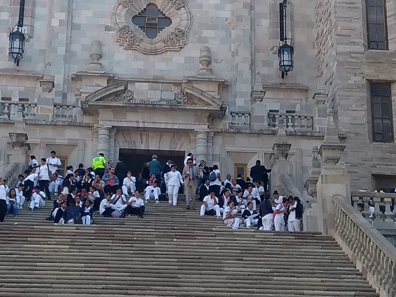 Terminan carrera dos de cada tres alumnos UG