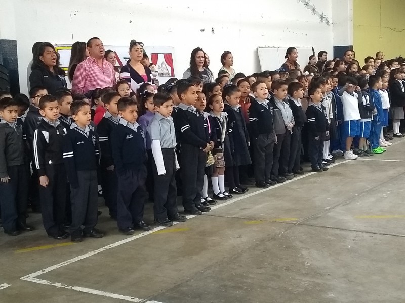 Terminan las vacaciones y niños regresan a clases